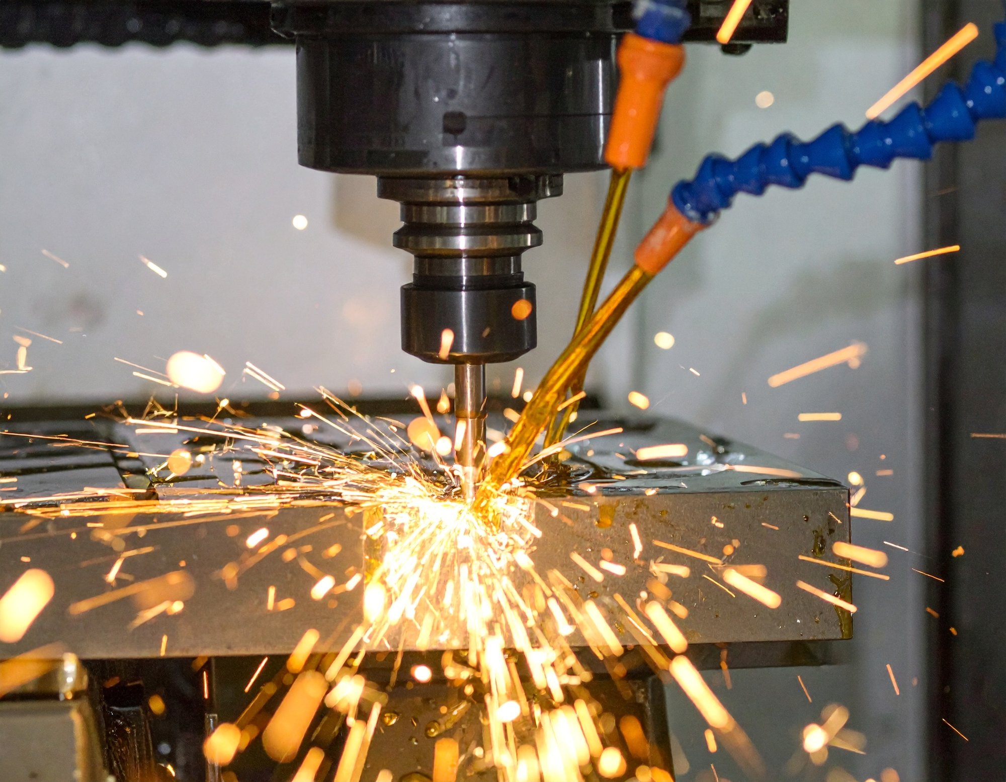 Firefly_Realistische Nahaufnahme einer laufenden Produktionsmaschine oder CNC-Fräse, Funkenfl 847110